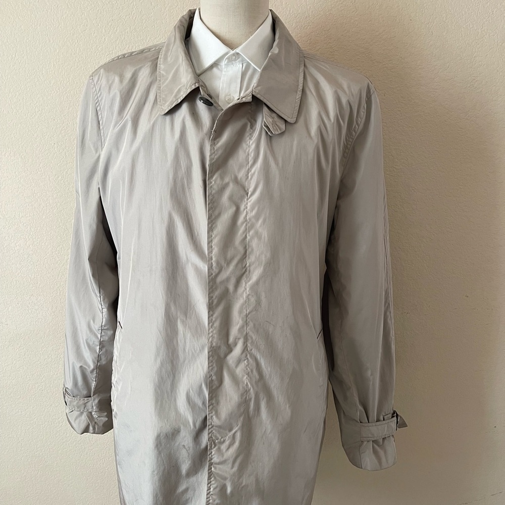 Beautiful Tahari Tech James Bond raincoat